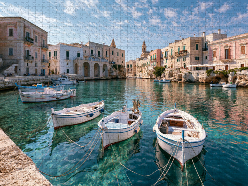 Sizilien, Italien – Kleine Boote im ruhigen Hafenbecken - CALVENDO Foto-Puzzle'