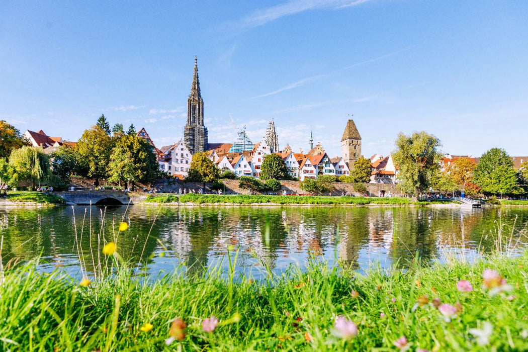Premium Textil-Leinwand Ulm: Donauschwabenufer mit Ulmer Münster und Metzgerturm