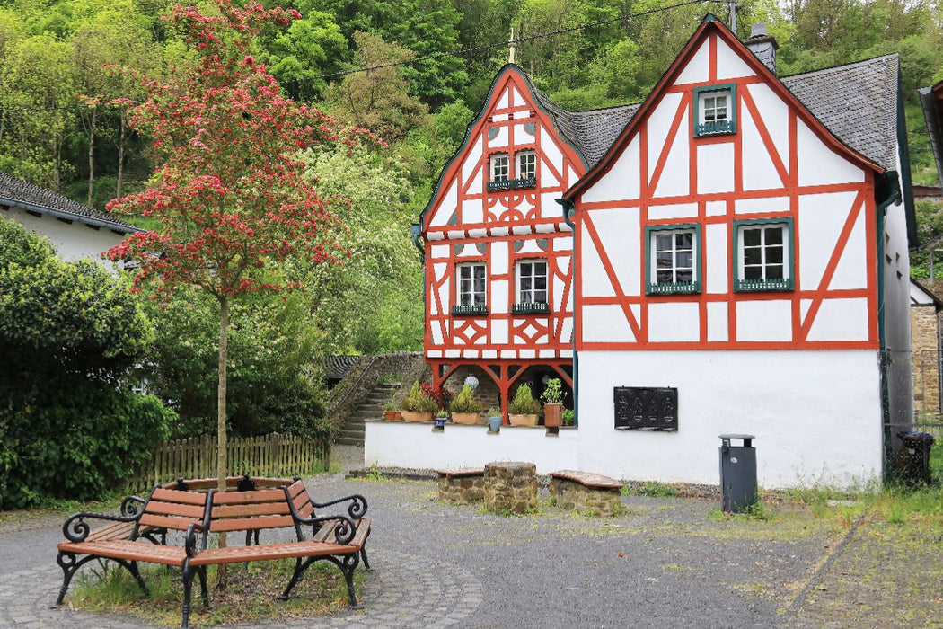 Premium Textil-Leinwand Monreal, Fachwerkdorf in der Eifel