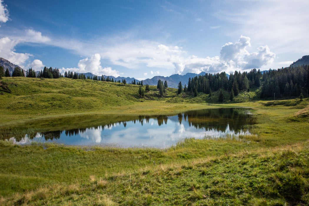 Premium Textil-Leinwand Unterer Prätschsee in Arosa in den Schweizer Alpen