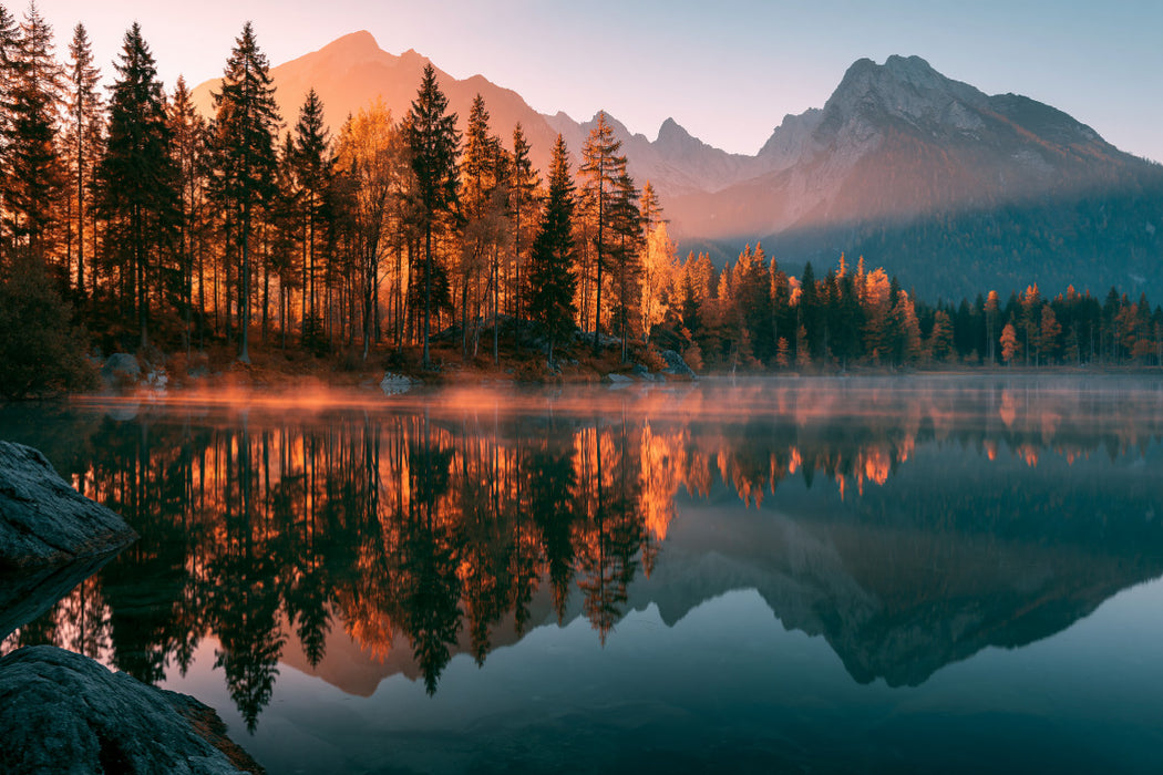 Premium Textil-Leinwand Goldene Wälder treffen auf türkisfarbenes Wasser