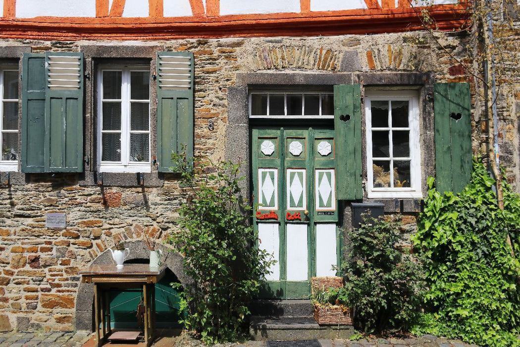 Premium Textil-Leinwand Monreal, Fachwerkdorf in der Vulkaneifel