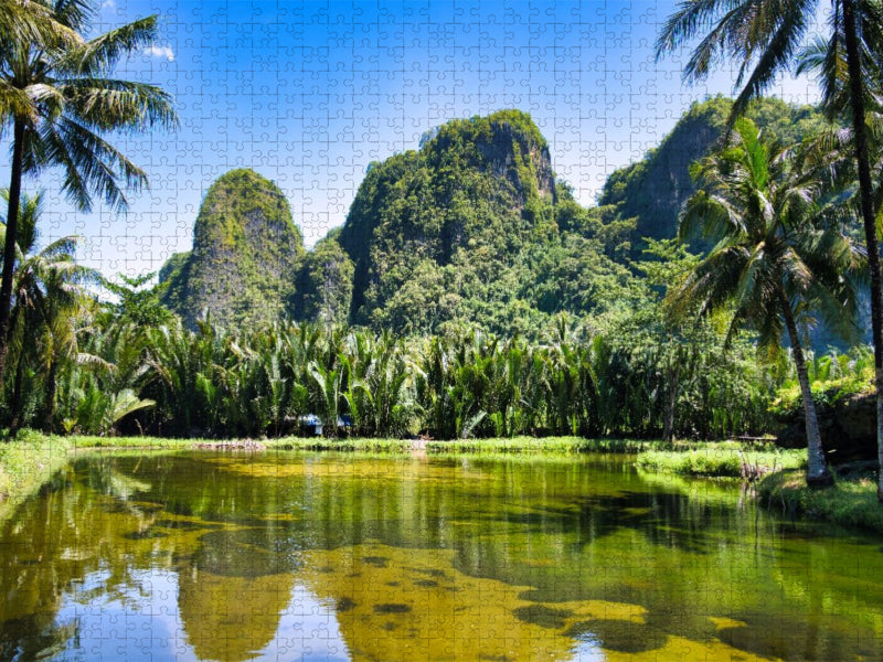 Karstlandschaft Ramang Ramang – wo Felsen wie vergessene Kathedralen aus dem Wasser steigen - CALVENDO Foto-Puzzle'