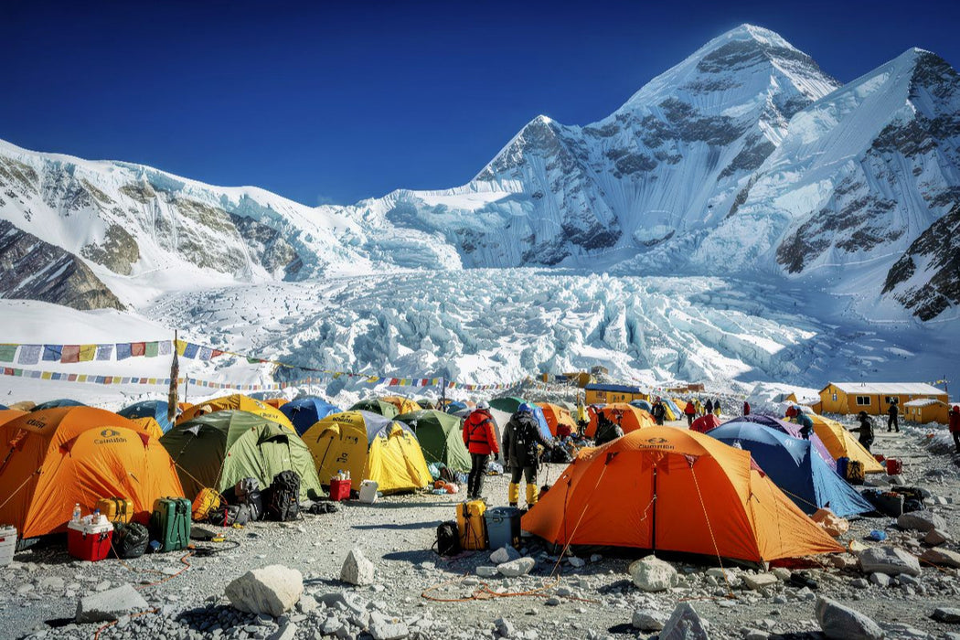 Premium Textil-Leinwand Wo Atem Mut wird — Der Everest beginnt im Kopf.