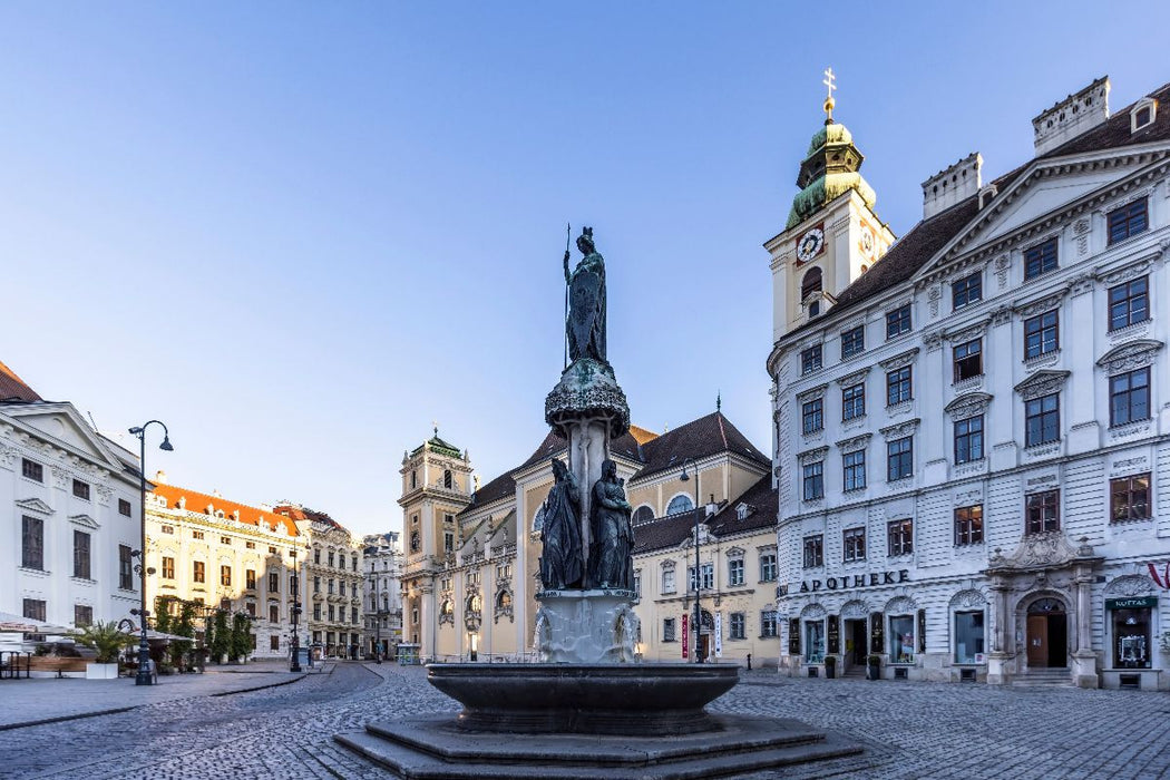 Premium Textil-Leinwand Austriabrunnen und Schottenkirche auf dem Platz Freyung in Wien