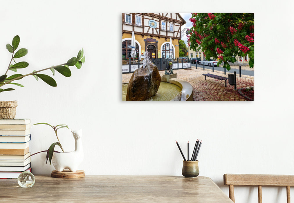 Premium Textil-Leinwand Rote Kastanien am Brunnen "Spielende Kinder"