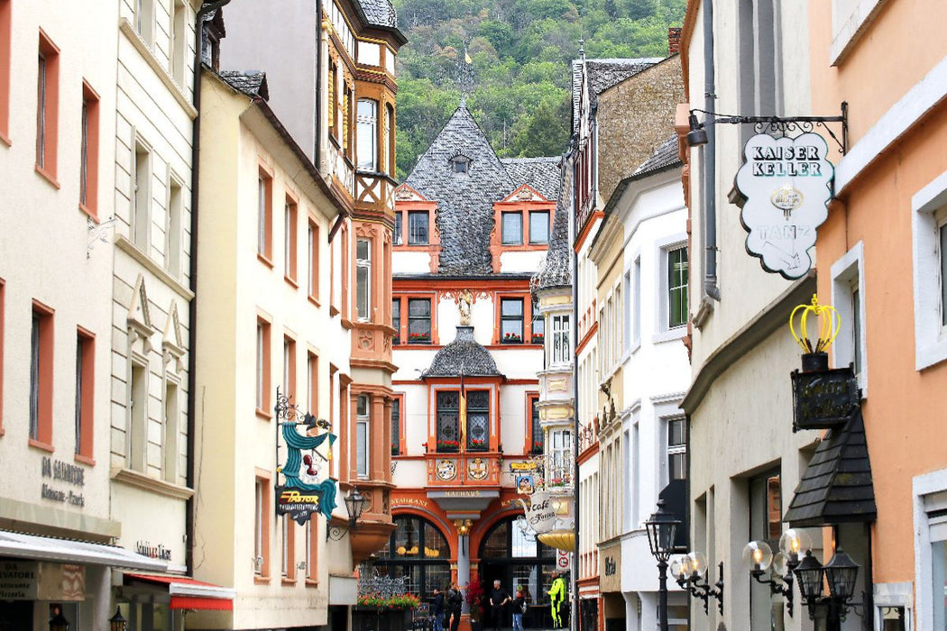 Premium Textil-Leinwand Weg zum ehemaligen Rathaus in Bernkastel-Kues