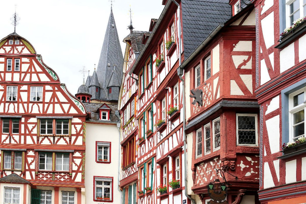 Premium Textil-Leinwand Fachwerk am historischen Marktplatz in Bernkastel-Kues