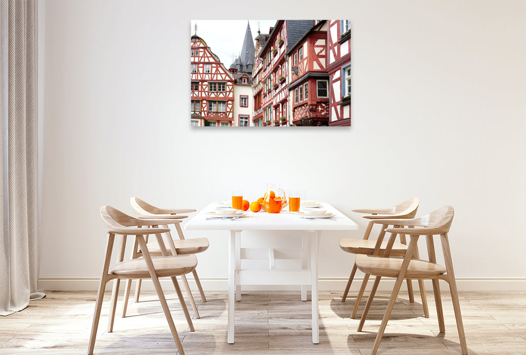 Premium Textil-Leinwand Fachwerk am historischen Marktplatz in Bernkastel-Kues