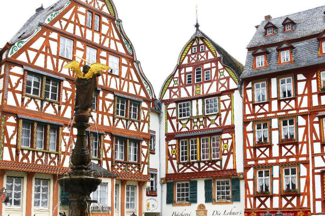 Premium Textil-Leinwand Marktplatz mit St. Michaelsbrunnen in Bernkastel-Kues