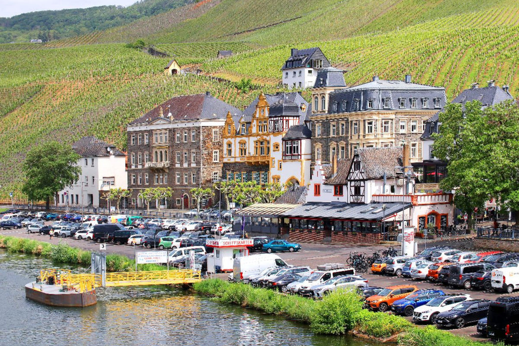 Premium Textil-Leinwand An der Uferpromenade Gestade in Bernkastel-Kues