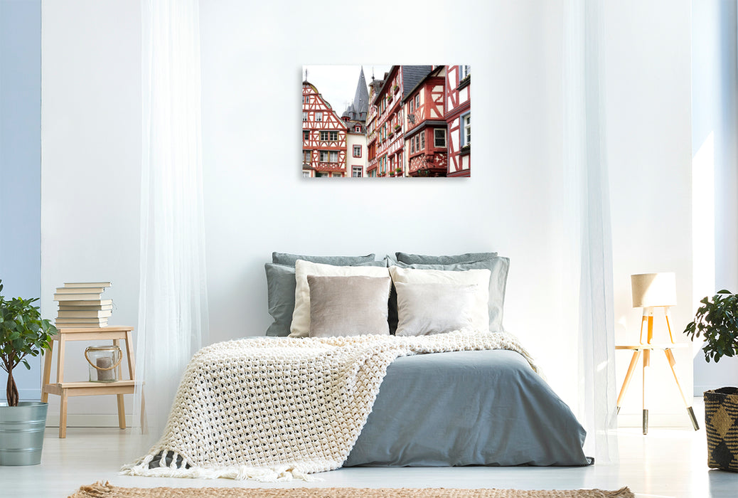 Premium Textil-Leinwand Fachwerk am historischen Marktplatz in Bernkastel-Kues