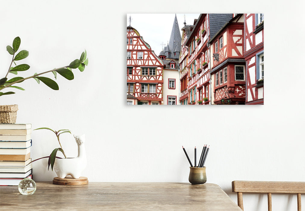Premium Textil-Leinwand Fachwerk am historischen Marktplatz in Bernkastel-Kues