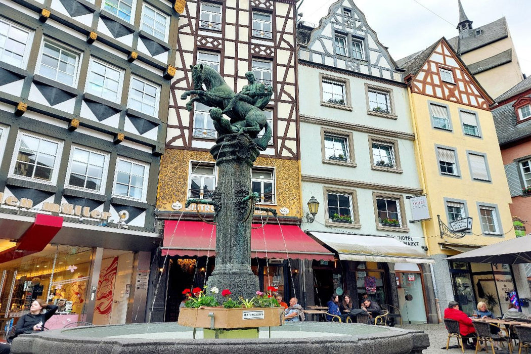 Premium Textil-Leinwand Cochem, Martinsbrunnen auf dem historischen Marktplatz