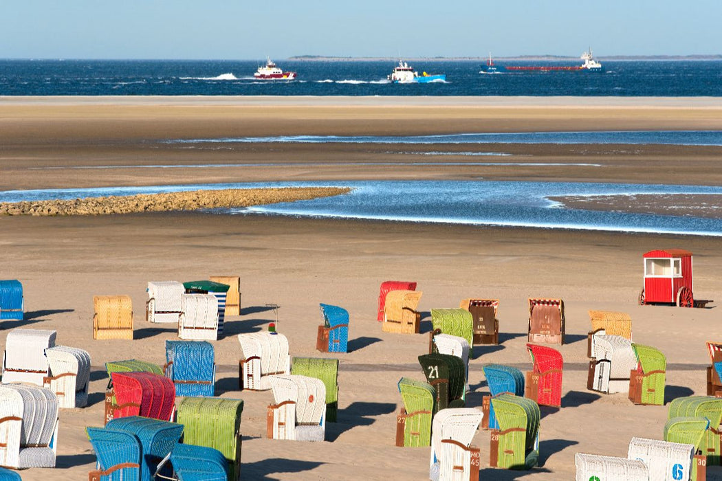 Premium Textil-Leinwand Strandkörbe, Sand, Schiffe und die See.