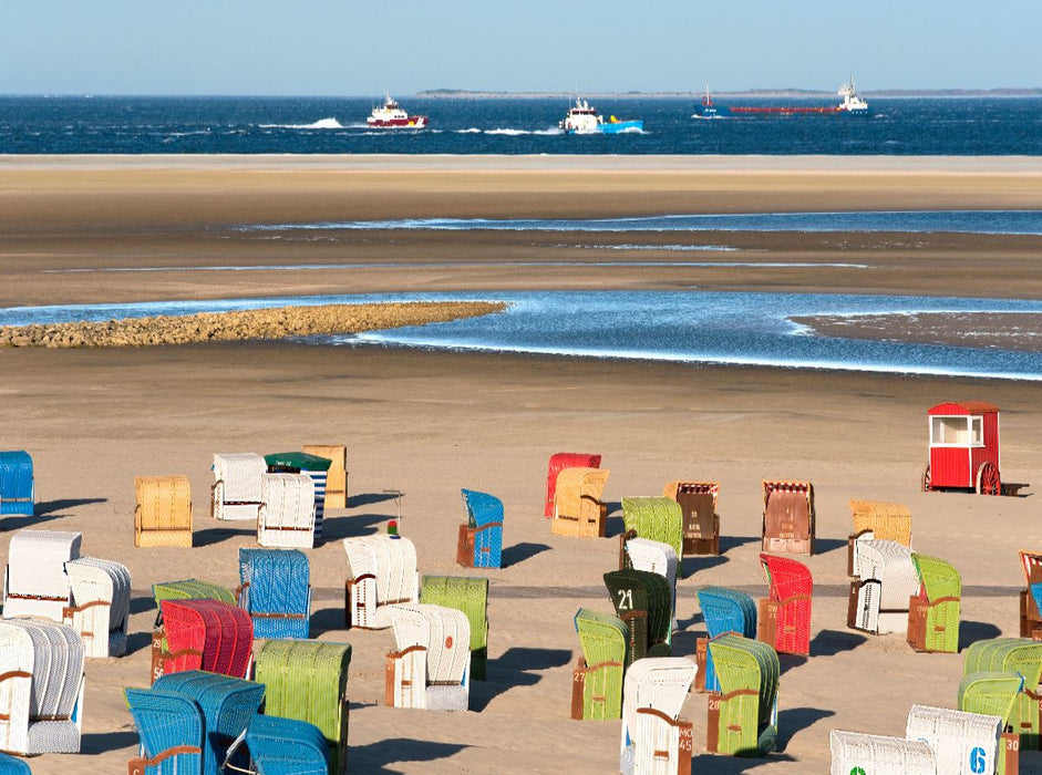 Strandkörbe, Sand, Schiffe und die See. - CALVENDO Foto-Puzzle'