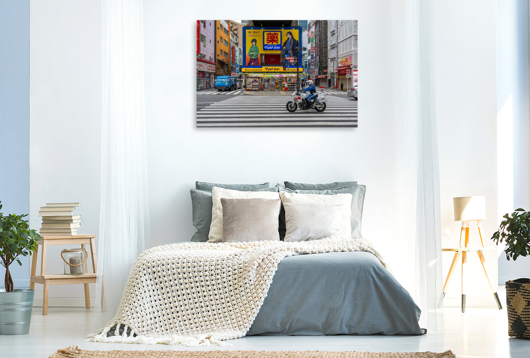 Premium Textil-Leinwand Polizist auf Motorrad in Akihabara