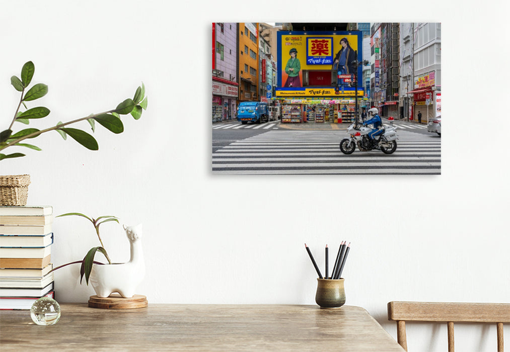 Premium Textil-Leinwand Polizist auf Motorrad in Akihabara