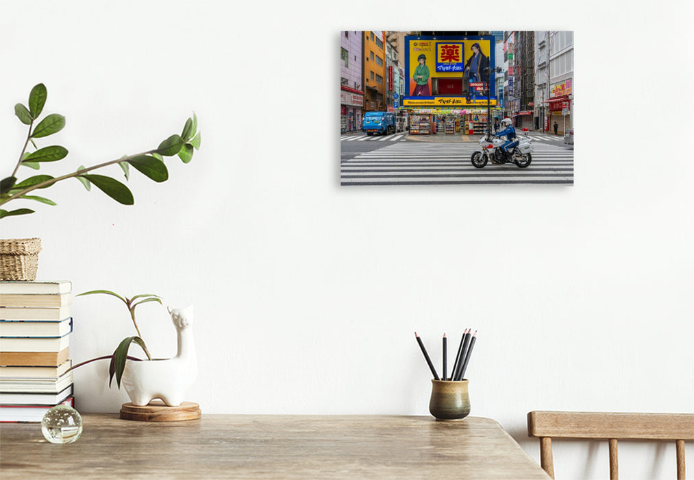 Premium Textil-Leinwand Polizist auf Motorrad in Akihabara