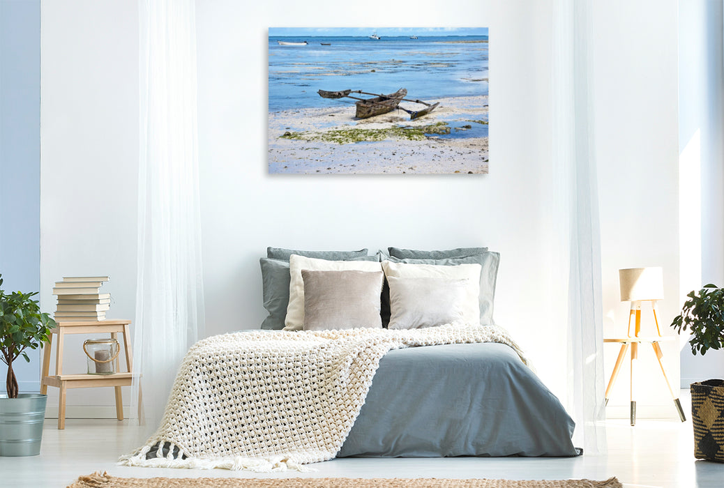 Premium Textil-Leinwand Holzboot am Strand