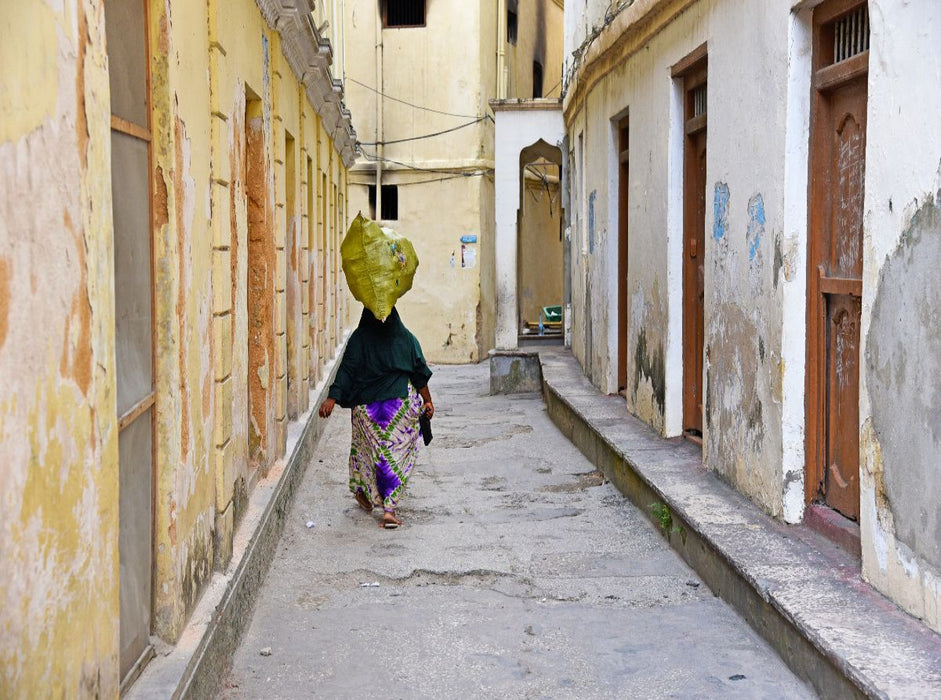 Frau in Stone Town - CALVENDO Foto-Puzzle'