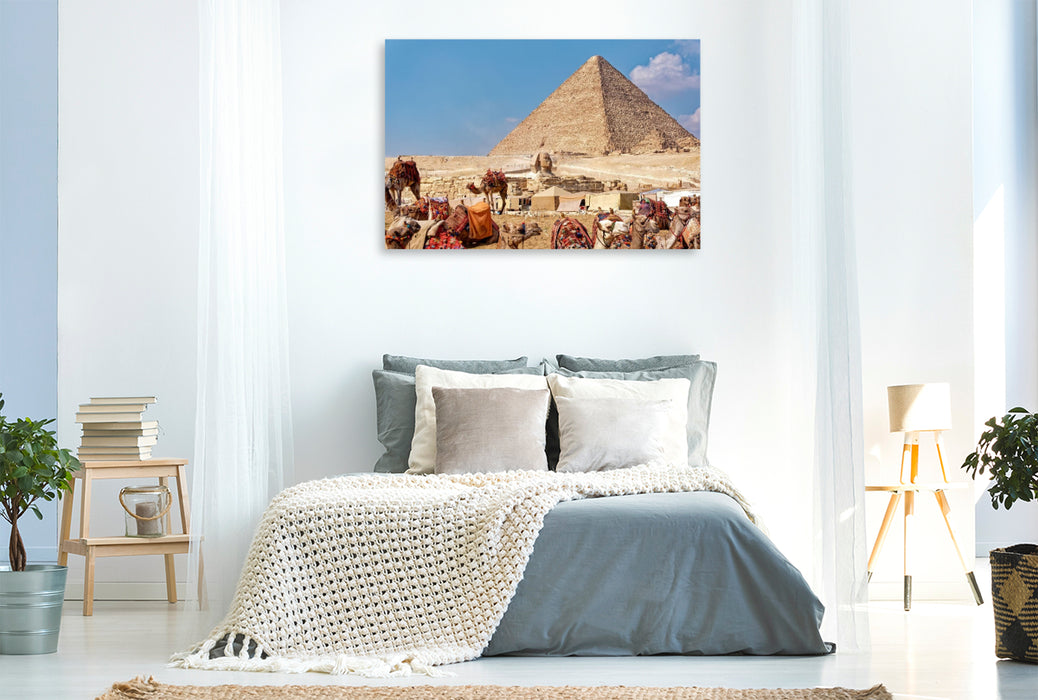 Premium Textil-Leinwand Doch noch geschafft: Cheops-Pyramide mit Kamelen