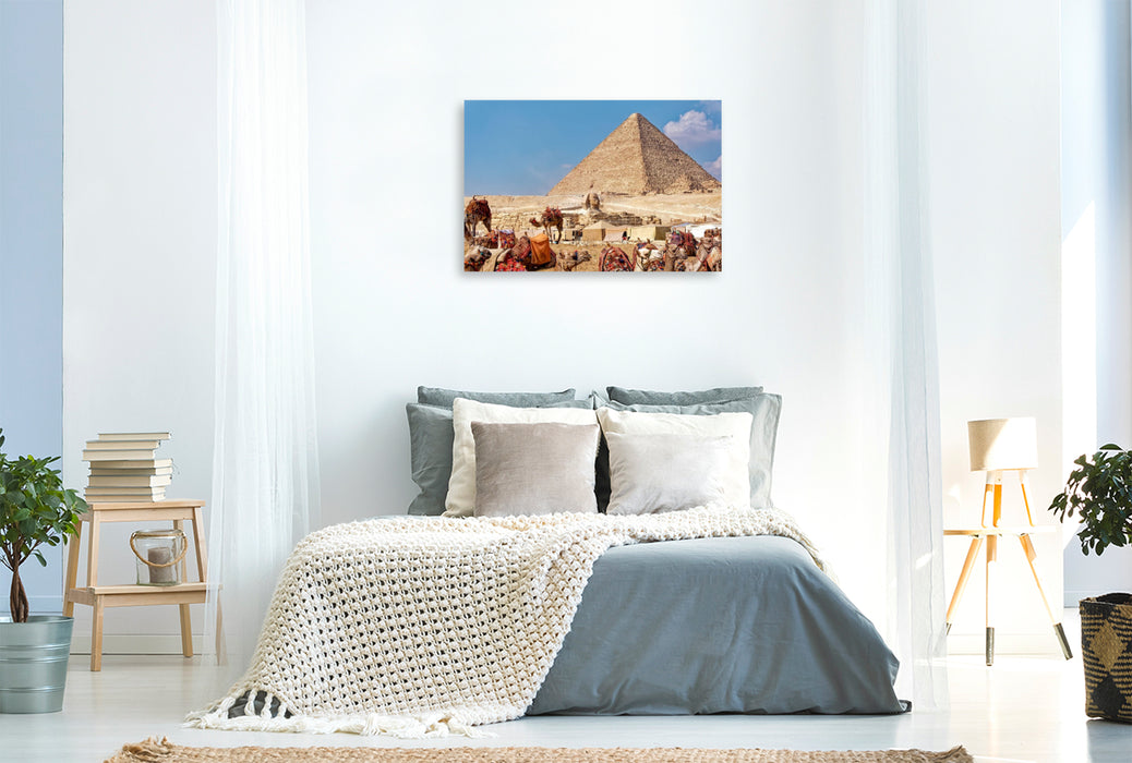 Premium Textil-Leinwand Doch noch geschafft: Cheops-Pyramide mit Kamelen
