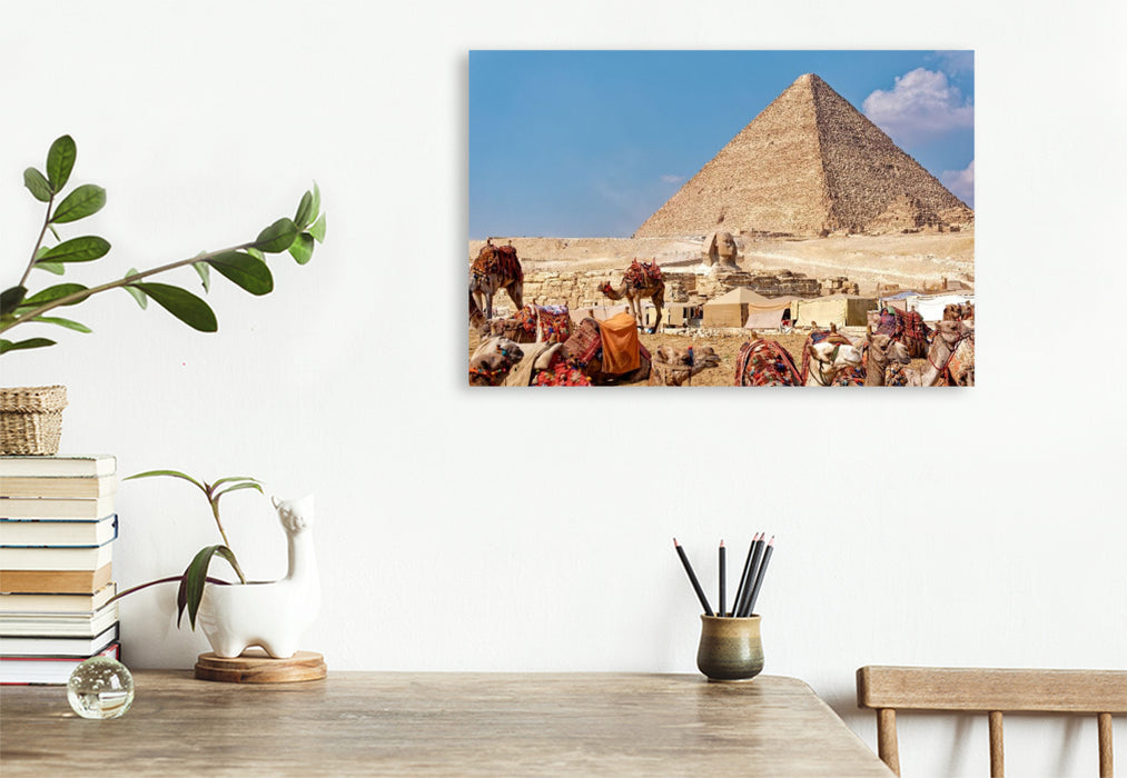 Premium Textil-Leinwand Doch noch geschafft: Cheops-Pyramide mit Kamelen