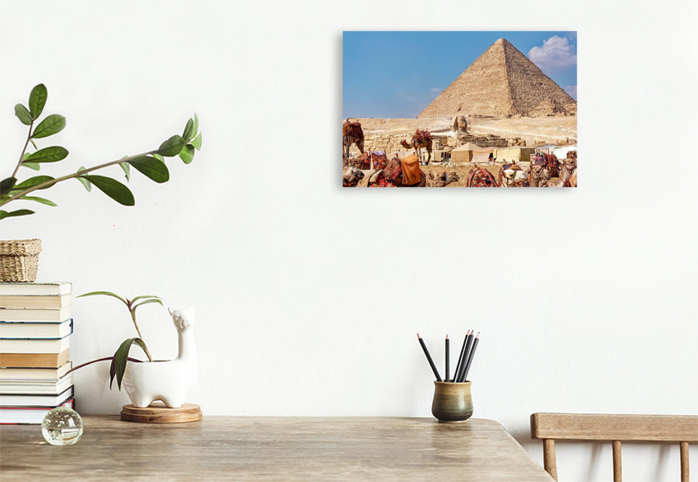 Premium Textil-Leinwand Doch noch geschafft: Cheops-Pyramide mit Kamelen
