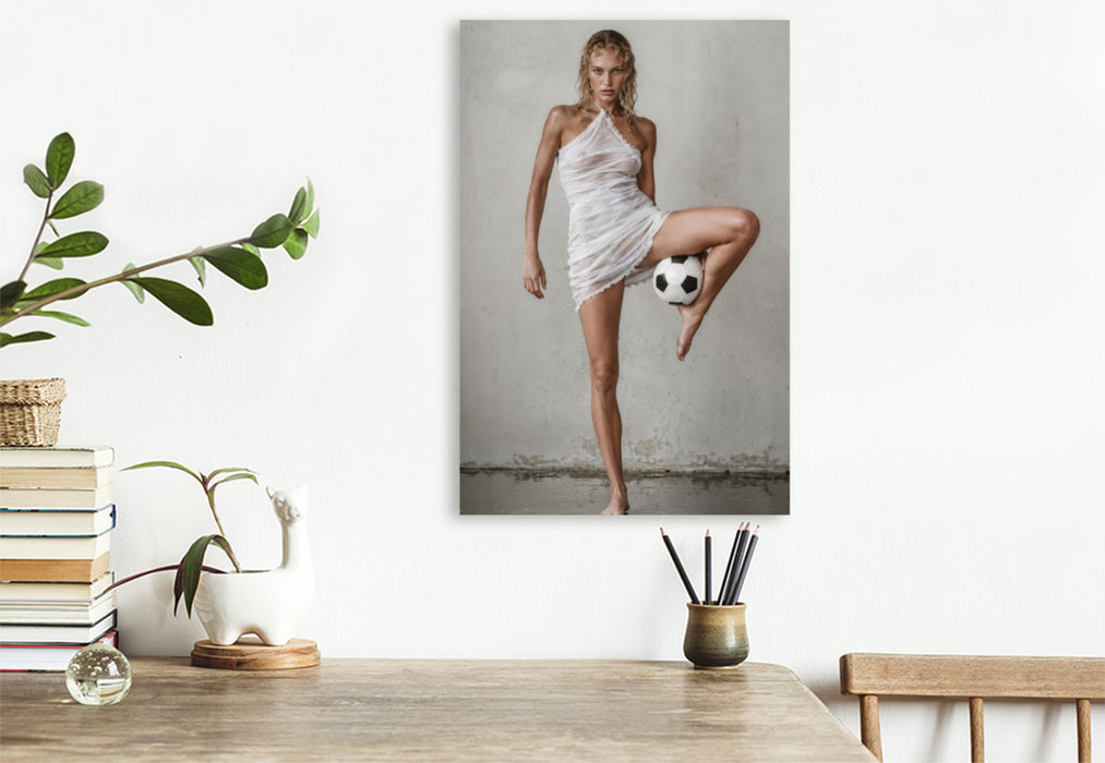 Premium Textil-Leinwand Ein Motiv aus dem Kalender Frauen mit Fußball – Eleganz. Leidenschaft.