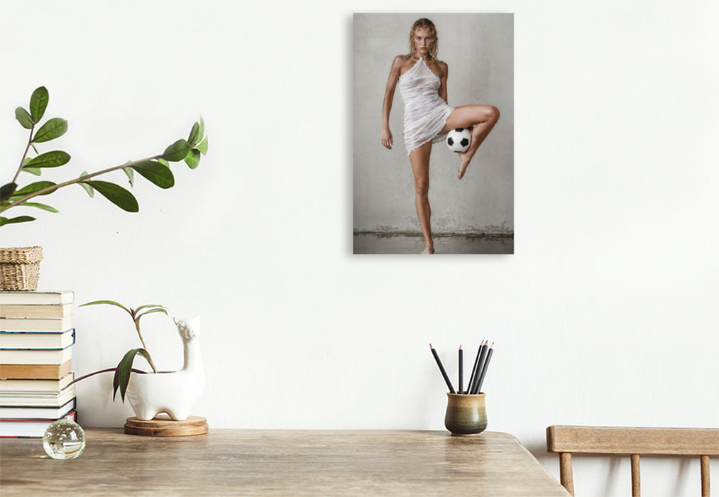 Premium Textil-Leinwand Ein Motiv aus dem Kalender Frauen mit Fußball – Eleganz. Leidenschaft.