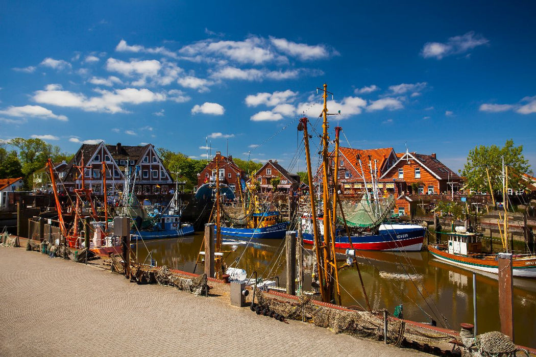 Premium Textil-Leinwand Krabbenkutter im Hafen von Neuharlingersiel, Ostfriesland