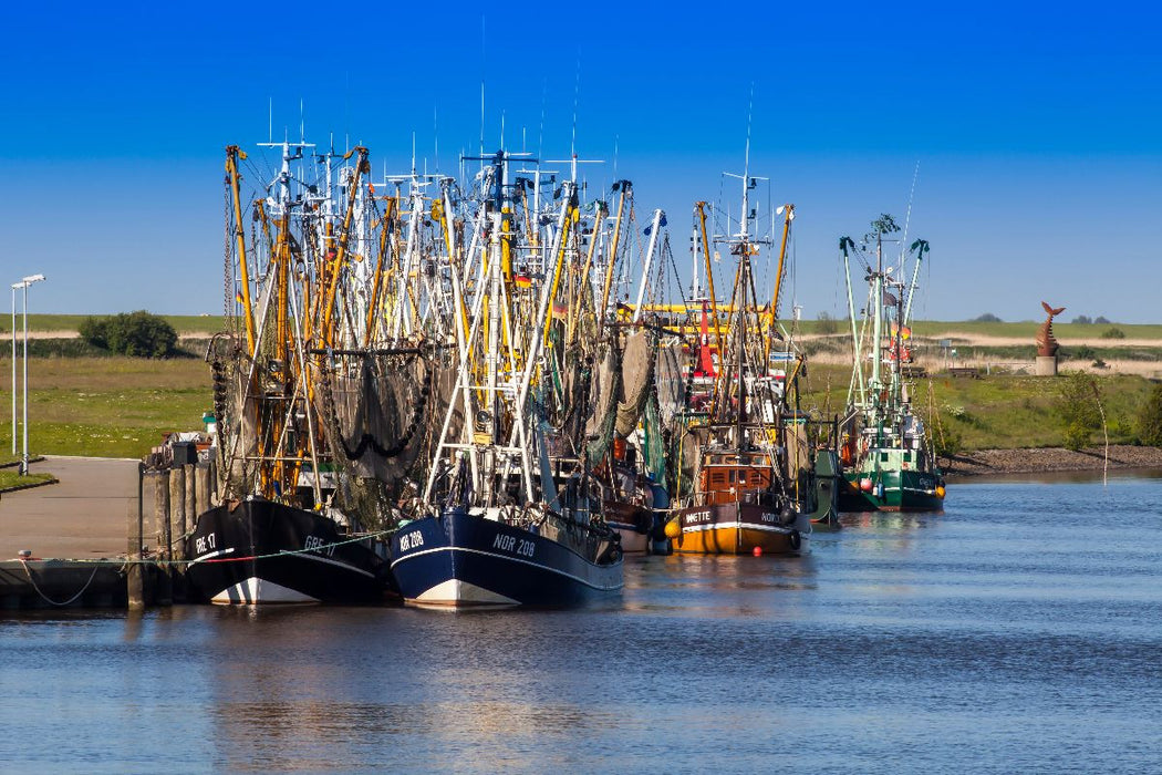 Premium Textil-Leinwand Krabbenkutter im Hafen, Greetsiel, Leybucht, Ostfriesland