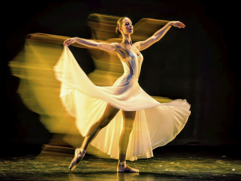Die Bühne glüht, Langzeitbelichtung trifft Ballettpoesie. - CALVENDO Foto-Puzzle'