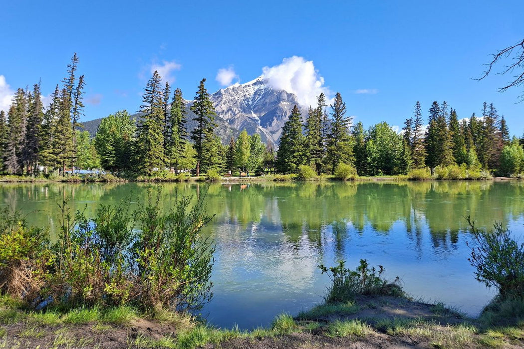 Premium Textil-Leinwand Banff, Bow River. Im Hintergrund der schneebedeckte Gipfel des Cascade Mountain, Alberta