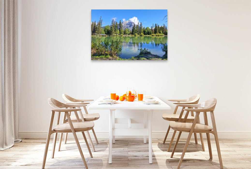 Premium Textil-Leinwand Banff, Bow River. Im Hintergrund der schneebedeckte Gipfel des Cascade Mountain, Alberta
