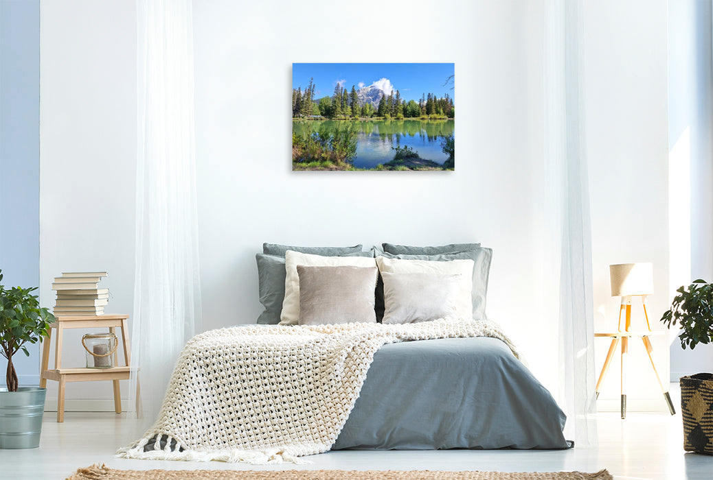 Premium Textil-Leinwand Banff, Bow River. Im Hintergrund der schneebedeckte Gipfel des Cascade Mountain, Alberta