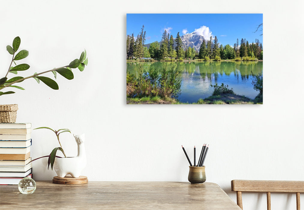 Premium Textil-Leinwand Banff, Bow River. Im Hintergrund der schneebedeckte Gipfel des Cascade Mountain, Alberta