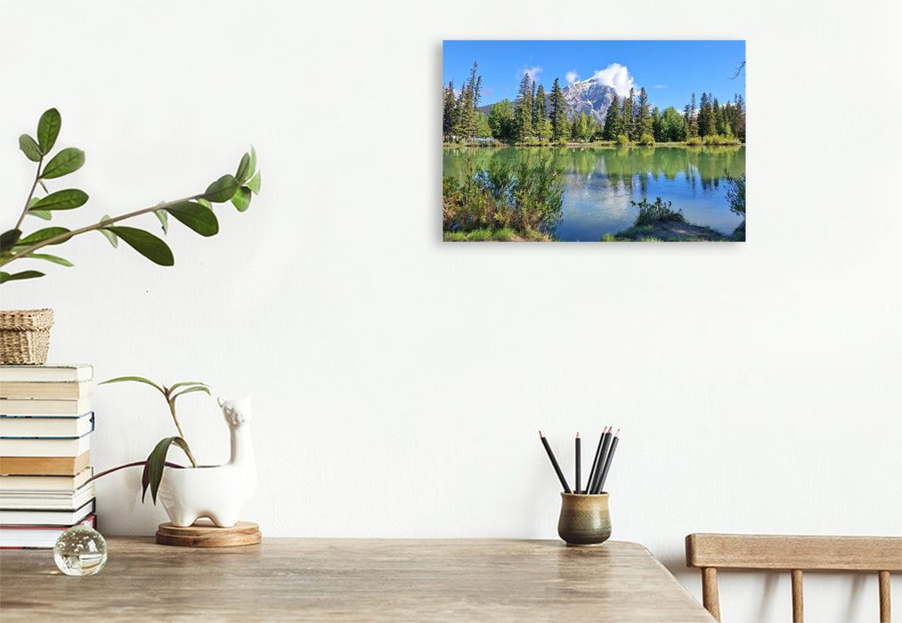 Premium Textil-Leinwand Banff, Bow River. Im Hintergrund der schneebedeckte Gipfel des Cascade Mountain, Alberta