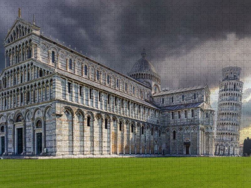 Pisa: Der monumentale Dom Santa Maria Assunta und der weltberühmte Schiefe Turm auf dem leuchtend grünen Rasen der Piazza dei Miracoli. - CALVENDO Foto-Puzzle'