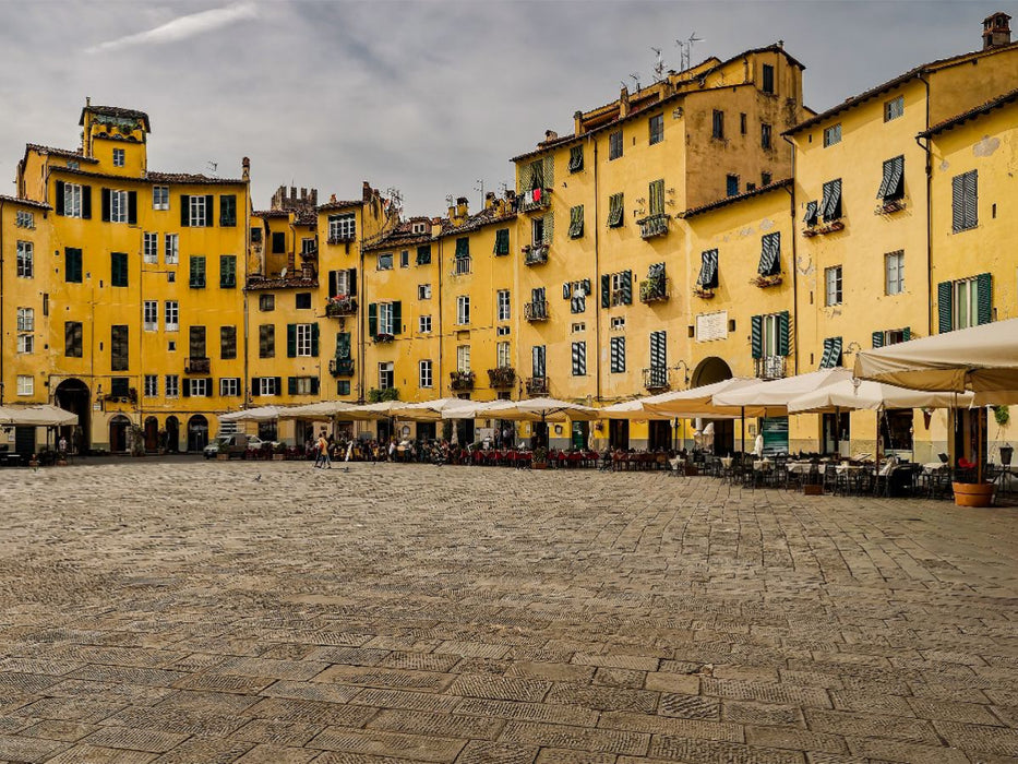 Lucca: Die einzigartige, elliptische Piazza dell'Anfiteatro mit ihren charakteristischen ockergelben Häuserfronten und einladenden Straßencafés - CALVENDO Foto-Puzzle'