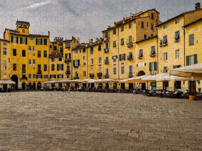 Lucca: Die einzigartige, elliptische Piazza dell'Anfiteatro mit ihren charakteristischen ockergelben Häuserfronten und einladenden Straßencafés - CALVENDO Foto-Puzzle'