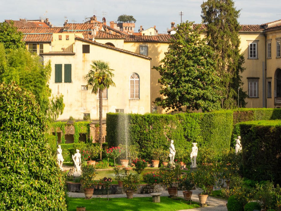 Lucca: Der prachtvolle barocke Garten des Palazzo Pfanner mit antiken Statuen, mediterranen Zitrusbäumen und einer plätschernden Fontäne im Frühlingslicht. - CALVENDO Foto-Puzzle'