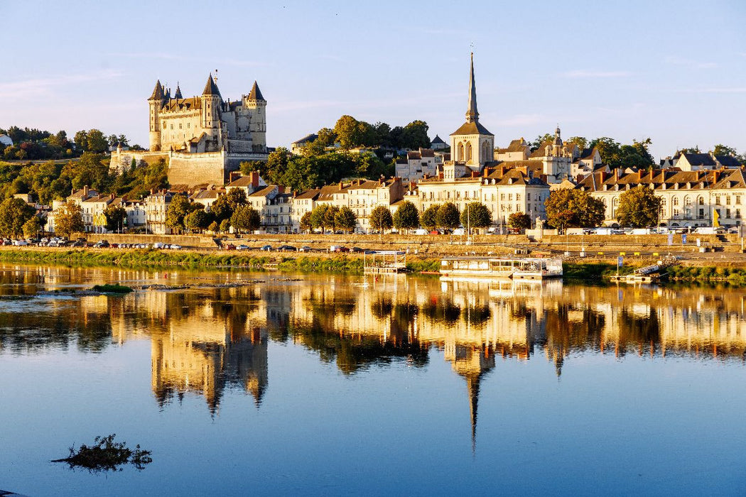 Premium Textil-Leinwand Saumur: Stadtansicht mit Château du Saumur und Kirche Saint-Pierre