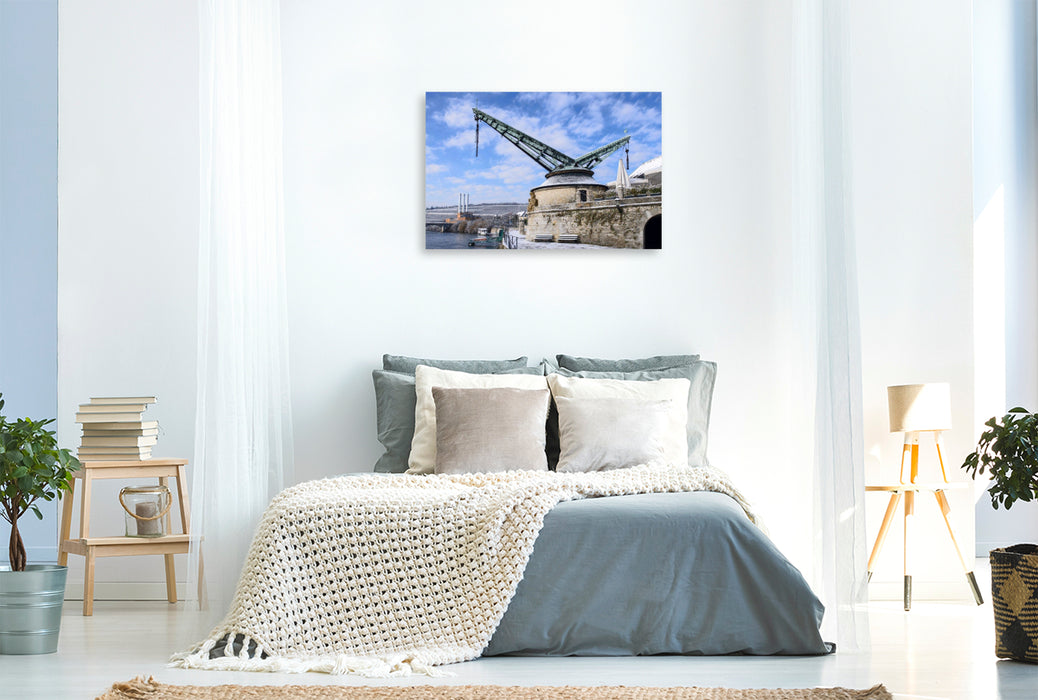 Premium Textil-Leinwand Alte Kranen am Mainufer