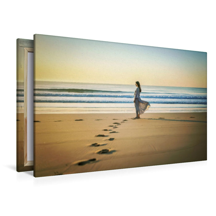 Premium Textil-Leinwand Strandlinien im Licht, klare Konturen, klare Ruhe.