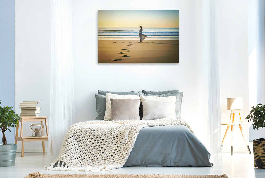 Premium Textil-Leinwand Strandlinien im Licht, klare Konturen, klare Ruhe.