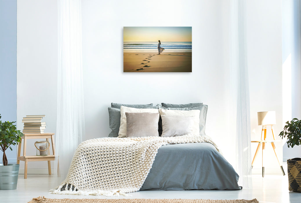 Premium Textil-Leinwand Strandlinien im Licht, klare Konturen, klare Ruhe.