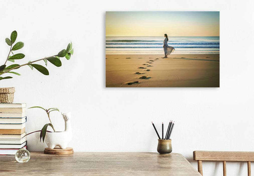 Premium Textil-Leinwand Strandlinien im Licht, klare Konturen, klare Ruhe.