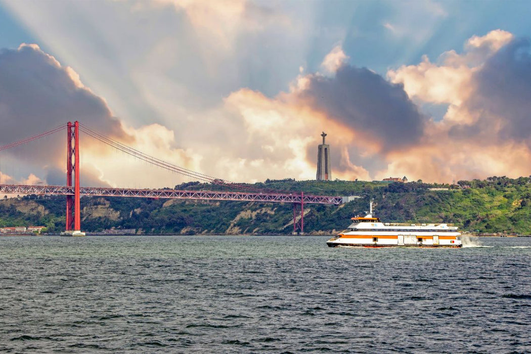 Premium Textil-Leinwand Ponte 25 de Abril und die Cristo-Rei-Statue am Tejo